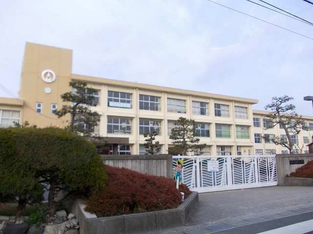 綾野小学校まで1100m
