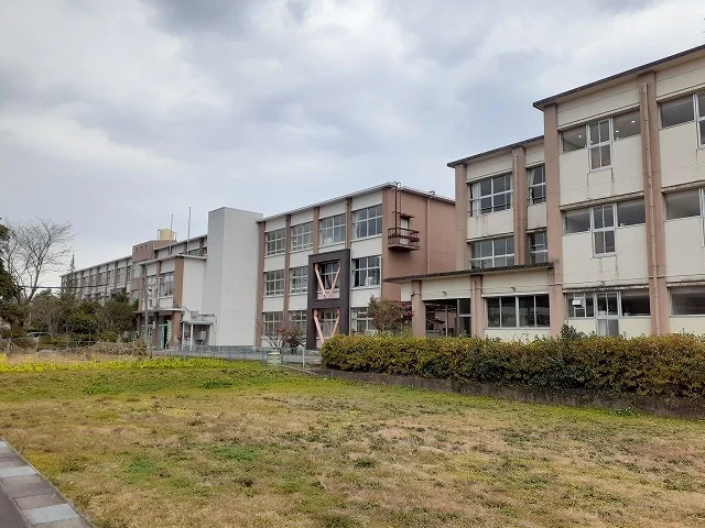 倉吉市立社小学校まで1600m