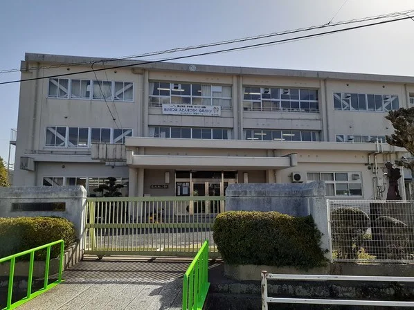 岡山市立鯉山小学校まで1000m