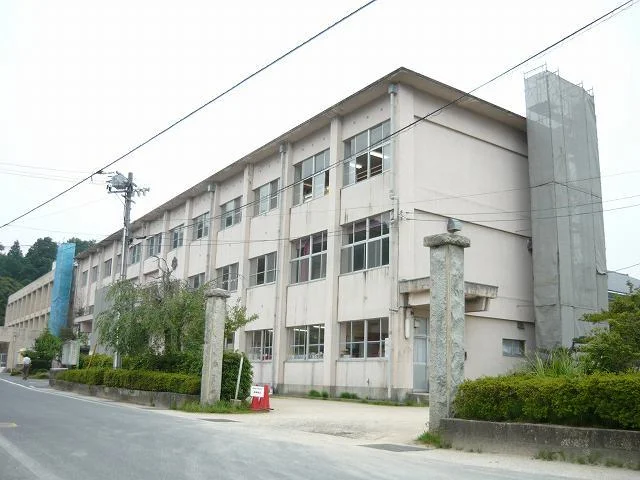 倉吉市立西郷小学校まで650m