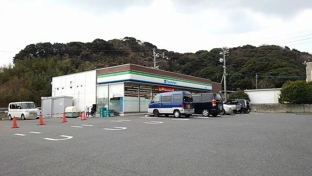 ファミリーマートまで1200m