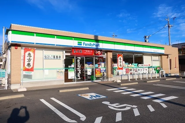 ファミリーマートまで900m