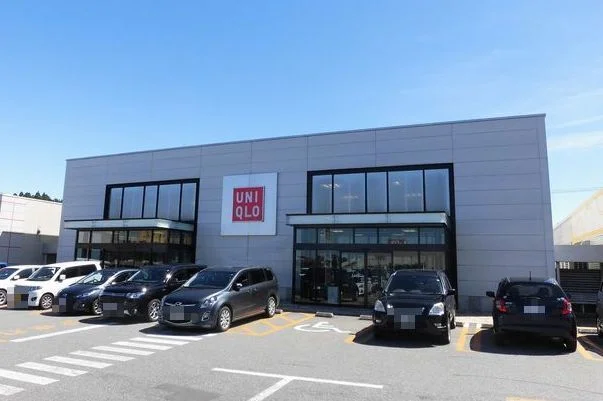 ユニクロ　フレスポ横手店まで1000m