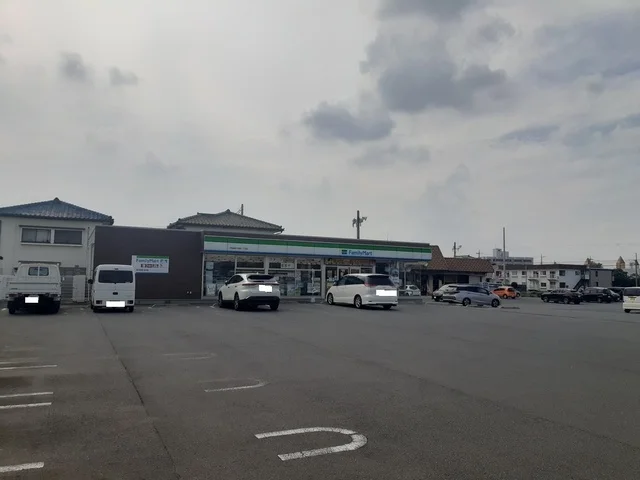 ファミリーマート伊今泉一丁目店まで350m