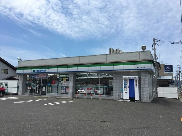 ファミリーマートまで900m