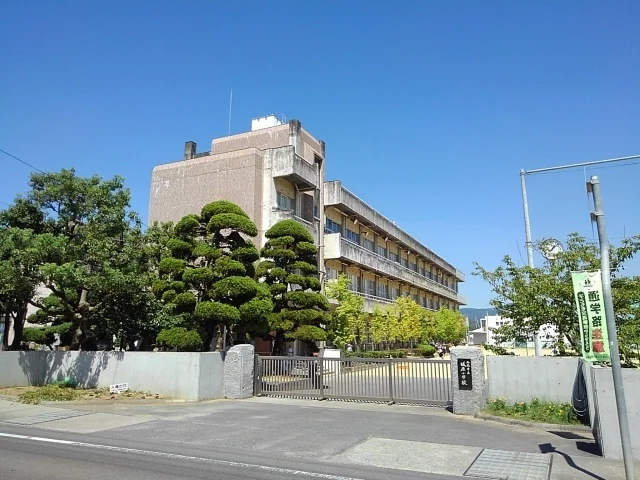 丸亀市立城辰小学校まで1300m