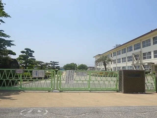 中島小学校まで1300m