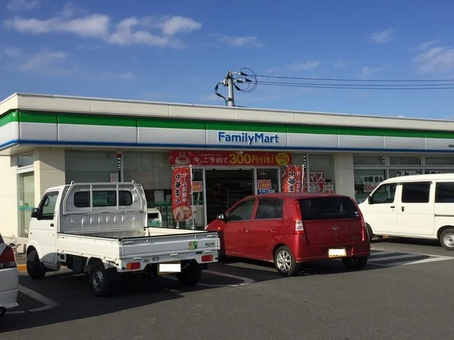 ファミリーマートまで750m