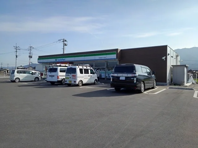 ファミリーマート吉井バイパス店まで410m