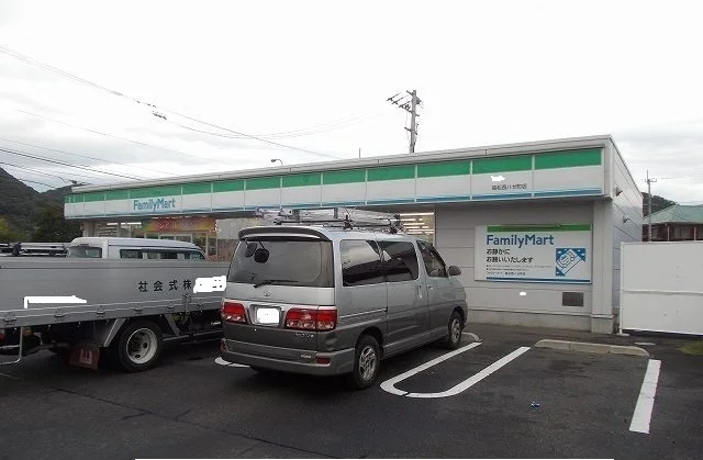 ファミリーマートさんまで1300m