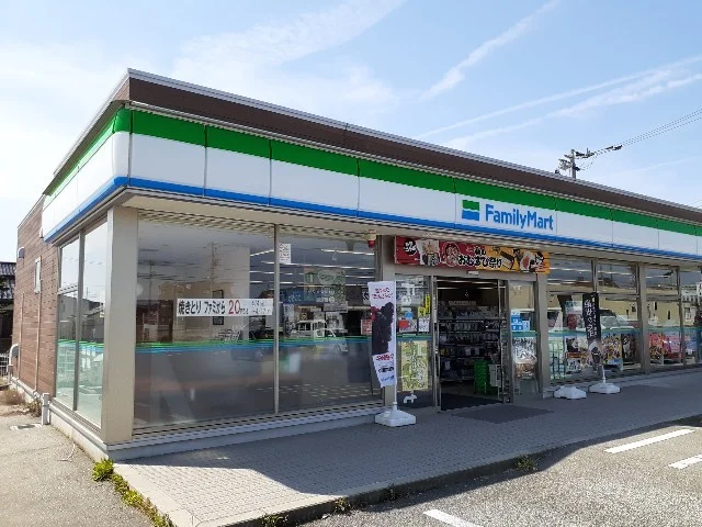 ファミリーマート黒部三日市店まで220m