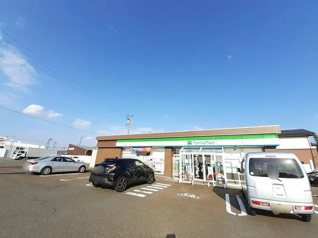 ファミリーマートうぐいす団地店まで260m