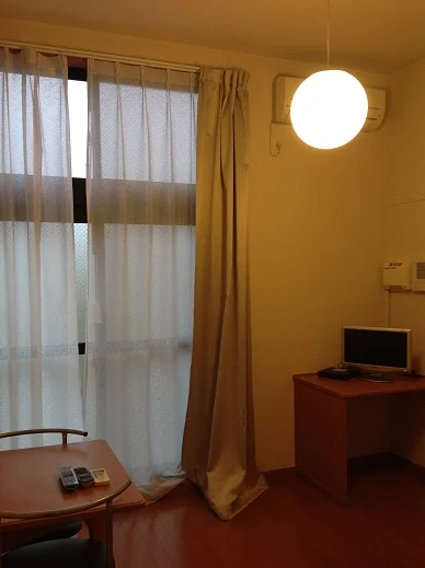 1F：フローリング　２Ｆ：じゅうたん　窓：１Ｆと２Ｆで異なる
