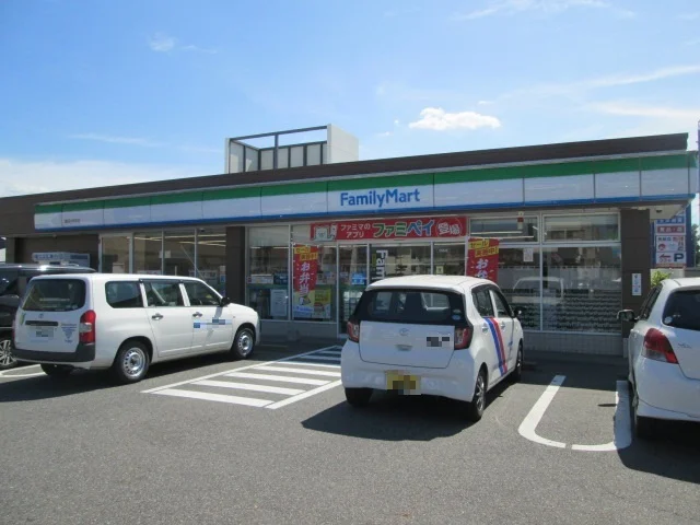 ファミリーマートまで290m