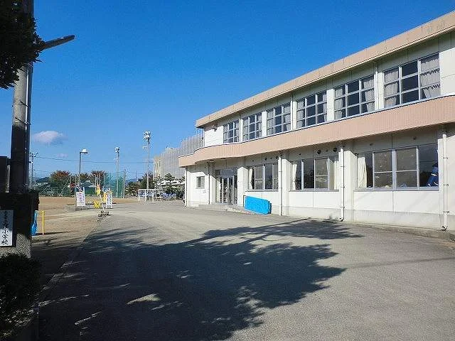 窪小学校まで300m