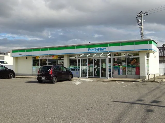 ファミリーマート船江町店まで250m