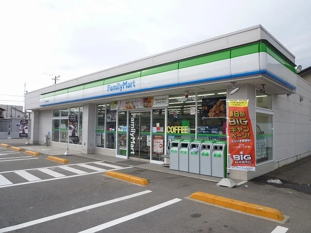 ファミリーマートまで110m