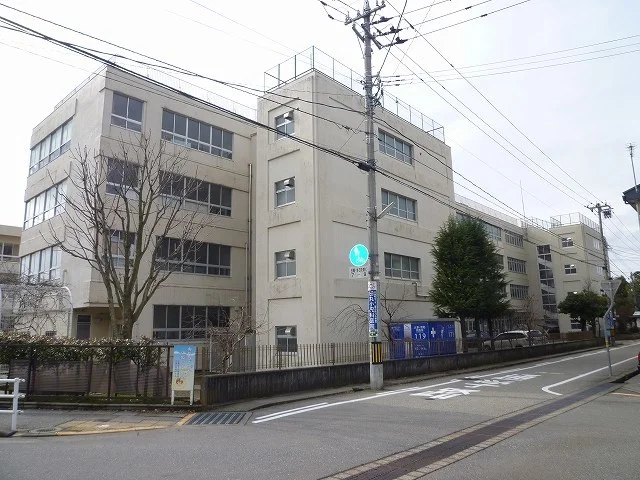 小坂小学校まで300m
