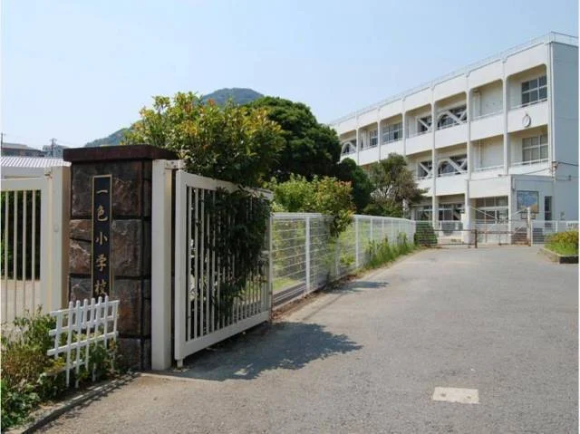 小牧市立　一色小学校まで290m