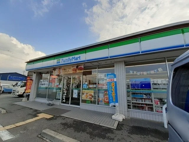 ファミリーマート様まで215m