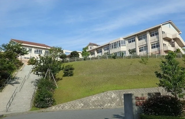 青陵中学校まで2300m