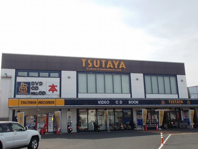 TSUTAYA岡富店まで750m