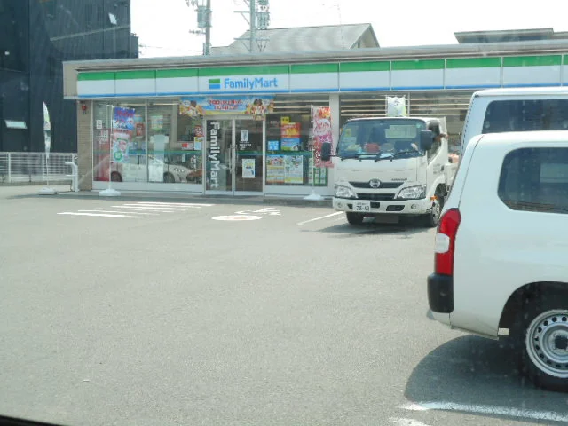 ファミリーマートまで110m
