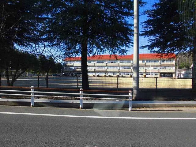 坂西中学校まで2100m