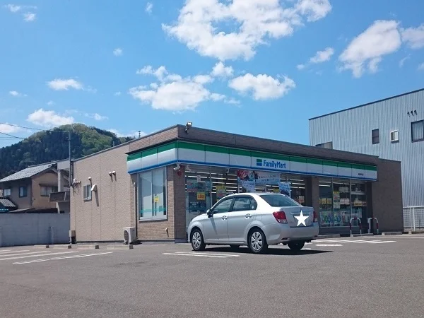 ファミリーマートまで550m