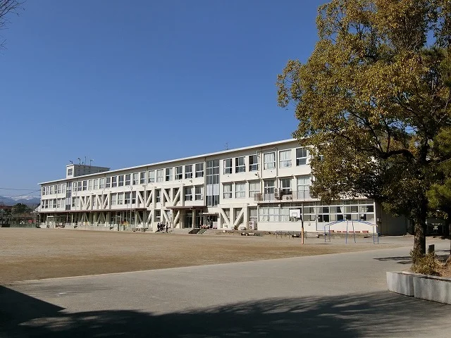 大垣市立西小学校まで1200m