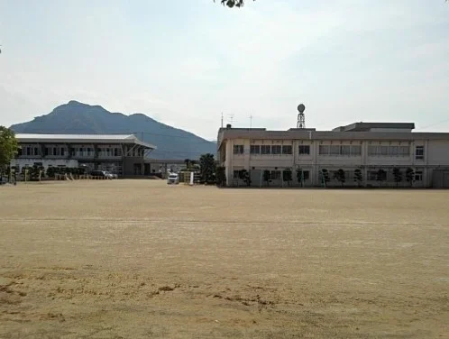 多度津町立四箇小学校まで1400m
