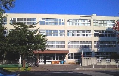 月寒中学校まで1200m