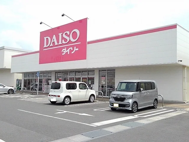 ダイソーグリーンタウン甲府東店まで700m