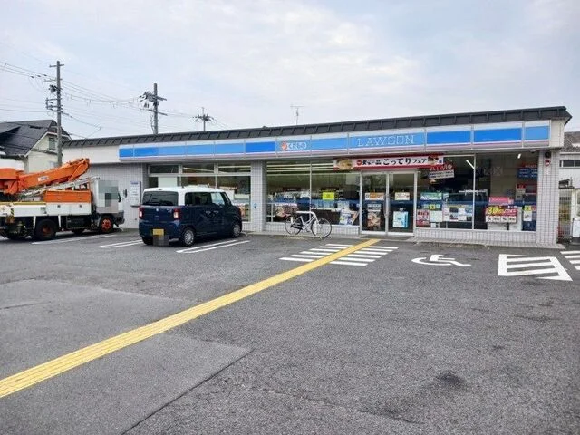 ローソン 淀際目町店まで140m