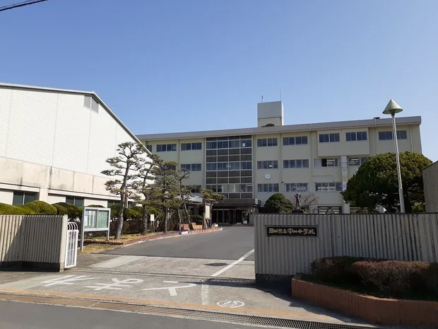 岡山市立中山小学校まで1800m