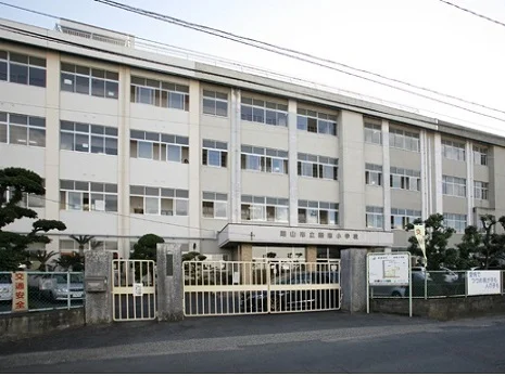岡南小学校まで1000m