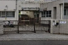 本郷小学校まで441m