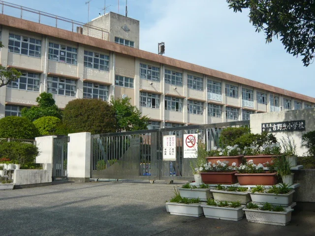 吉野東小学校まで1100m
