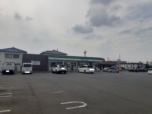 ファミリーマート伊今泉一丁目店まで350m