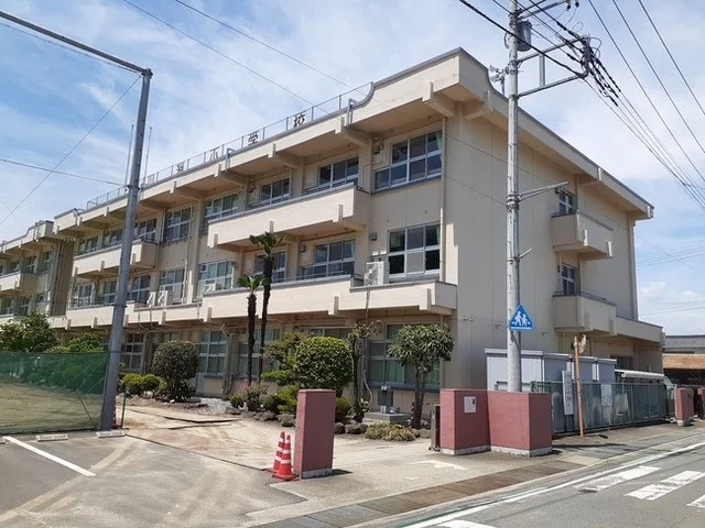 前橋市立上川淵小学校まで1600m