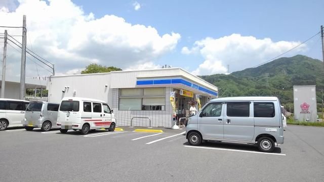 ローソン中之条バイパス店まで60m