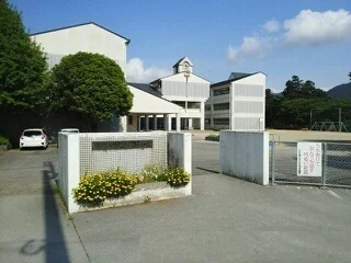 市浜小学校まで670m