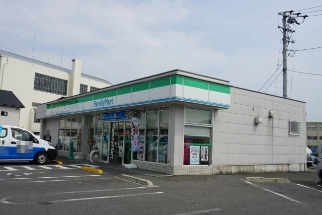 ファミリーマートさんまで800m