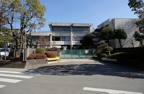 八万南小学校まで1200m