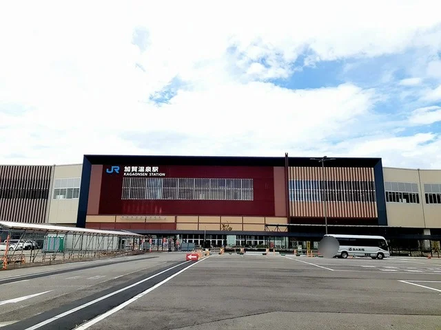 加賀温泉駅まで650m