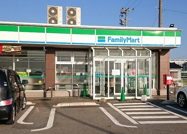 ファミリーマートまで850m