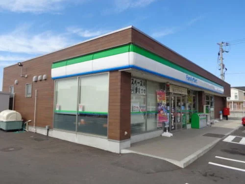 ファミリーマートまで260m