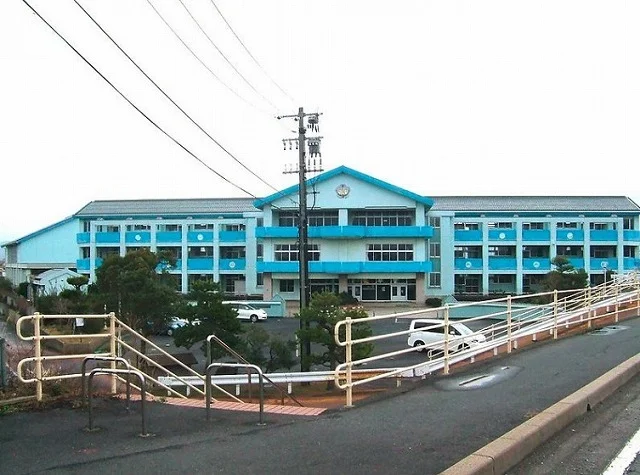 鳥取市立賀露小学校まで1600m