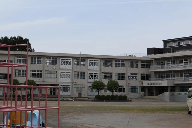 飯小学校まで230m