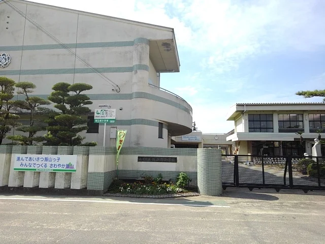飯山南小学校まで1100m